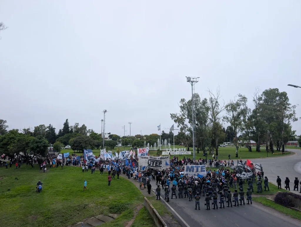 corte-transito-la-autopista-la-plata-buenos-aires-1