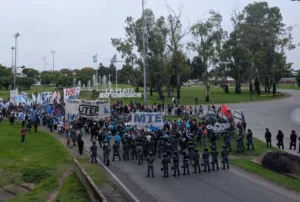 corte-transito-la-autopista-la-plata-buenos-aires-1