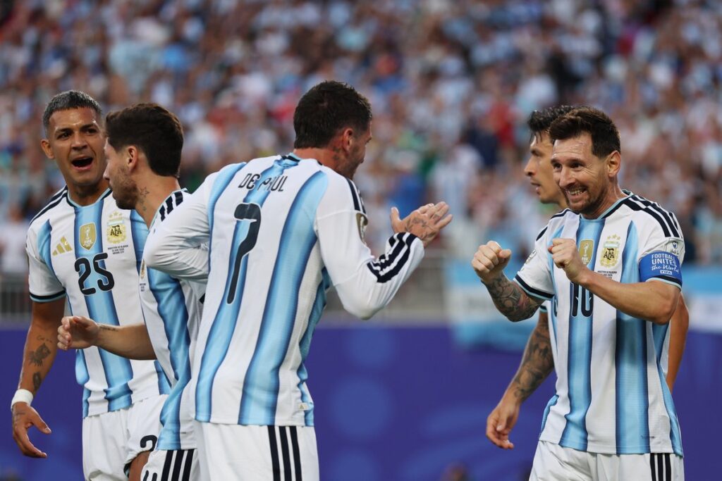 FESTEJO-MESSI-DE-PAUL.jpg
