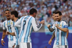 FESTEJO-MESSI-DE-PAUL.jpg