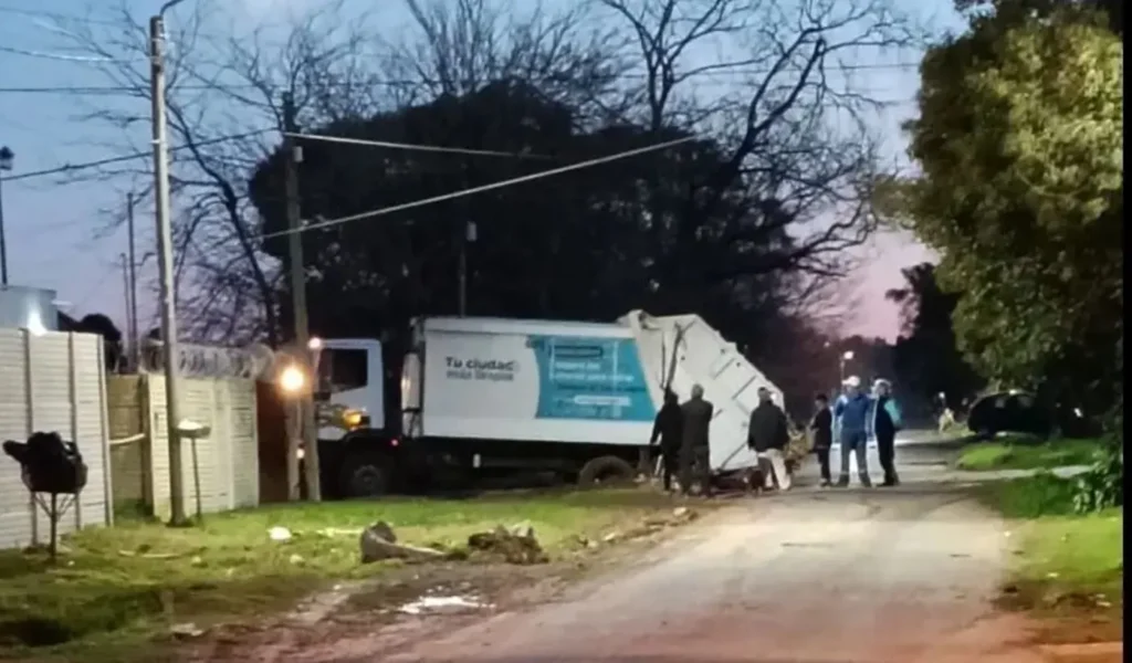 camion-encallado-pozo-los-hornos-obras-sin-terminar-