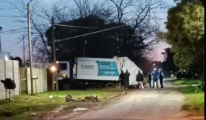 camion-encallado-pozo-los-hornos-obras-sin-terminar-