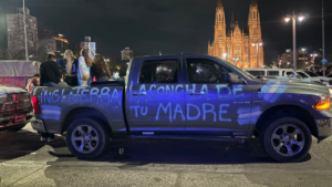 camioneta-pintada-dedicatoria-inglaterra-festejos-la-plata-plaza-moreno
