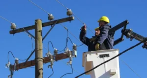trabajador-de-la-energia-electrica-
