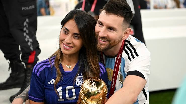 ANTONELA Y MESSI