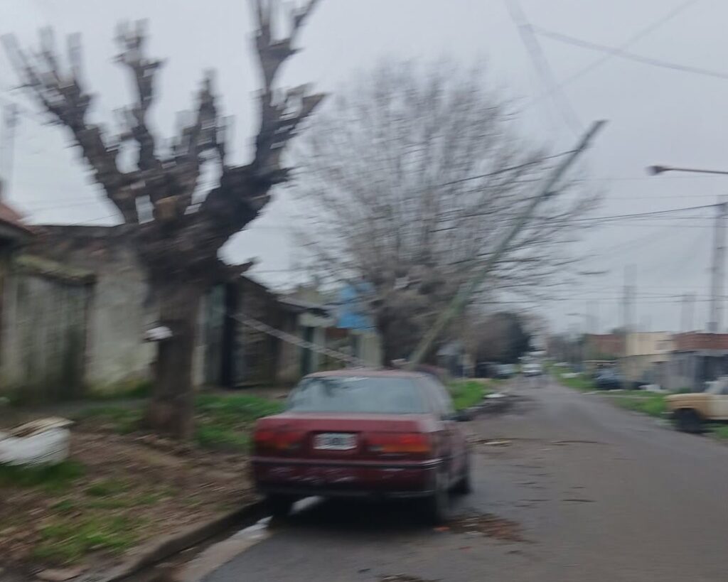Vecinos de 151 entre 67 y 68 denuncian que un poste está a punto de caer