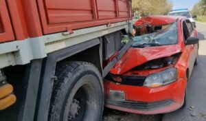 impactante choque en avenida 520 y calle 173- un auto quedó debajo de un camión