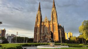 CATEDRAL LA PLATA LLUVIA NUBLADO ALERTA.jpg