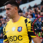 Preocupación por el Dibu Martínez: salió del campo de juego en camilla