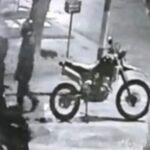 Cuatro delincuentes en moto forzaron el ingreso a una vivienda bajo la lluvia y huyeron del lugar