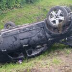 Un auto volcó y quedó tumbado en la zona de 167 y 38
