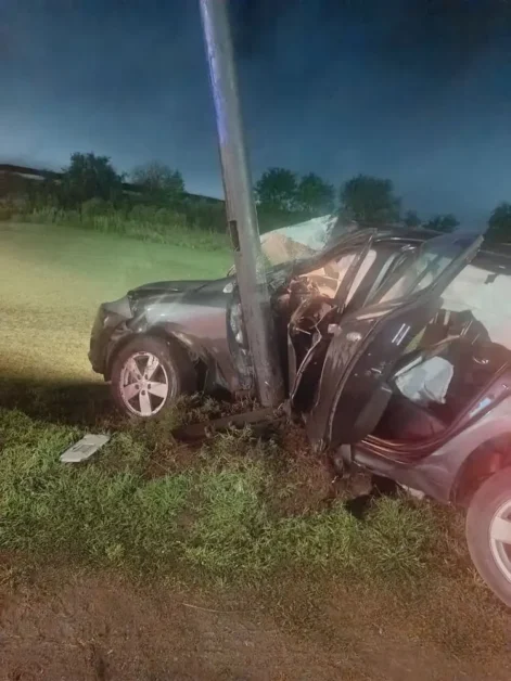 Un hombre despistó en Ruta 36 y Avenida 520 y terminó internado tras chocar contra un poste