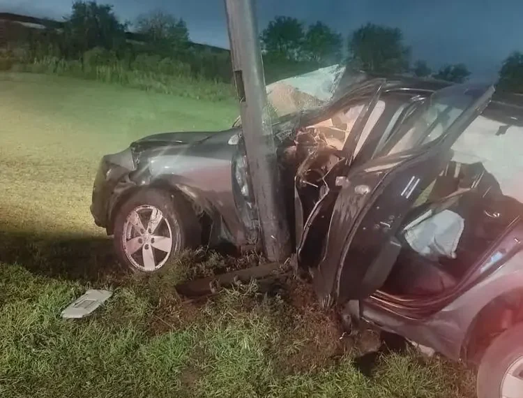 Un hombre despistó en Ruta 36 y Avenida 520 y terminó internado tras chocar contra un poste