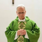 El papa León XIV celebró una misa en el hospital y el Vaticano confirmó una mejora en su salud